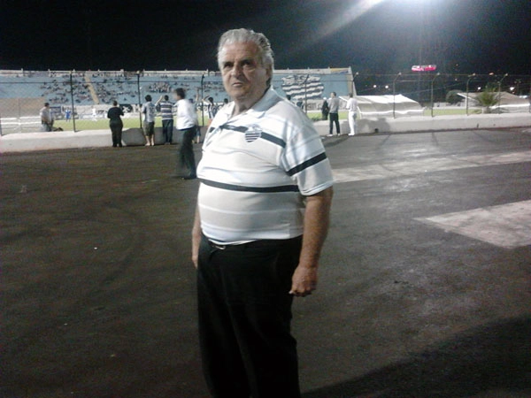 Na imagem, o ex-jogador aparece no Estádio Palma Travassos. Foto envida por Tomires 