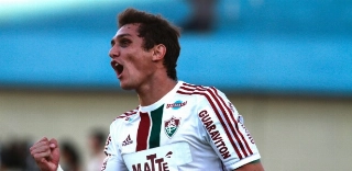 Vinícius supera lesão e sobrepeso. Problema é retomar vaga no meio do Flu