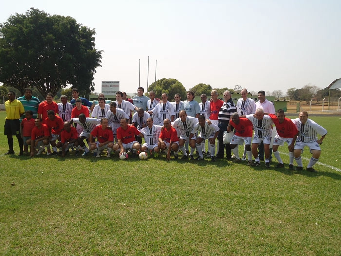 Foto do duelo que deu ao Comercial a vitória por 1 a 0, em setembro de 2012. Tomires é o de camisa listrada em preto e branco (terceiro em pé da direita para a esquerda)