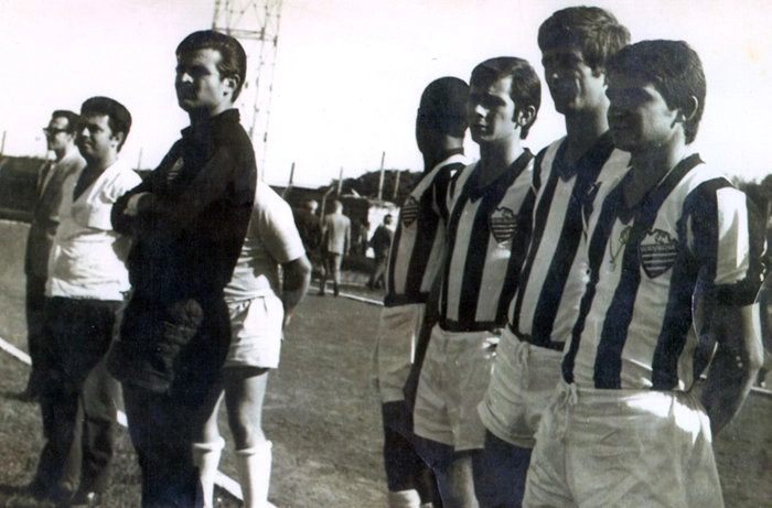 Na imagem, o goleiro, à esquerda, é Tomires, seguido pelos atletas Carmo, Luiz Celso, Biluzo e Dodô. Foto enviada por Tomires