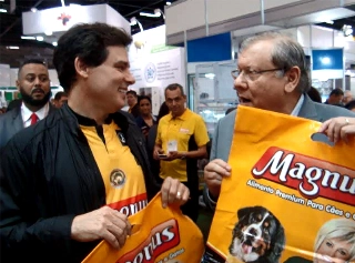 O dia em que Milton Neves e Celso Portiolli 'pararam' feira pet em São Paulo