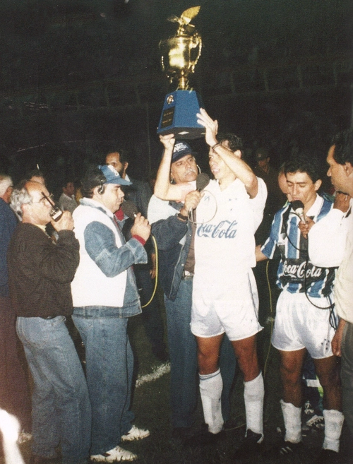 Em 3 de junho de 1993, o Cruzeiro conquistou a primeira Copa do Brasil de sua história ao derrotar o Grêmio no Mineirão. Vemos na foto, da esquerda para a direita, Paulo Roberto e Nonato