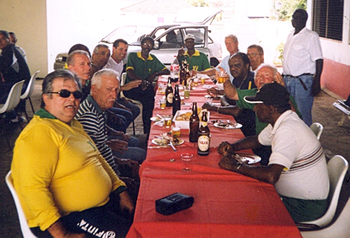 No sentido horário, o primeiro da esquerda é Tomires, seguido por Aracito, Moreto, Paulo Macedo, Tota, Giba, Sormani, Barqui, Nascimento, Davi e Barreto. Em pé, de camisa branca, aparece o irmão de Tiri. Foto enviada por Tomires