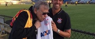 Corintiano Milton Neves leva seu pé quente até Fort Lauderdale, orienta Tite, beija o distintivo do Corinthians e agita o treino do Timão nos EUA!