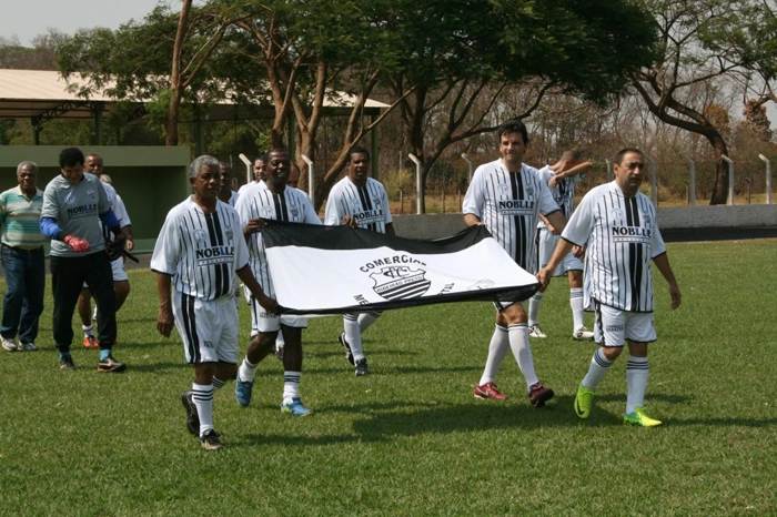 Da esquerda para a direita, ao fundo: Píter (camiseta listrada) e Moacir (goleiro). À frente e segurando a bandeira: Ferreira, Dé, Gaspar, Régis e Beto. Foto enviada por Milano Júnior