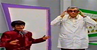 O saudoso Jos&eacute; Loredo, com seu personagem Z&eacute; Bonitinho, contracenando com o jornalista