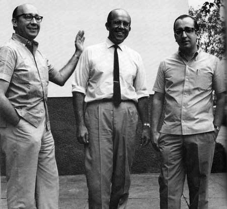 Os três irmãos Carvalho: Paulo, Erasmo Alfredo e Antonio Augusto, no prédio da Record em Congonhas, na década de 1950. Reprodução do livro 