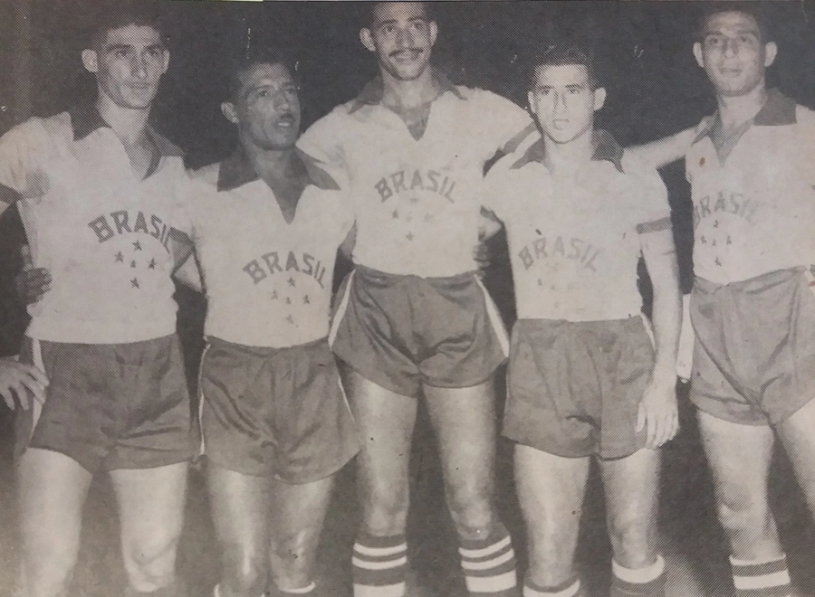 Ataque do Brasil na estreia do Sul-Americano de 1953 com goleada de 8 a 1 sobre a Bolívia. Da equerda para a direita, Julinho, Zizinho, Ipojucan, Pinga e Rodrigues