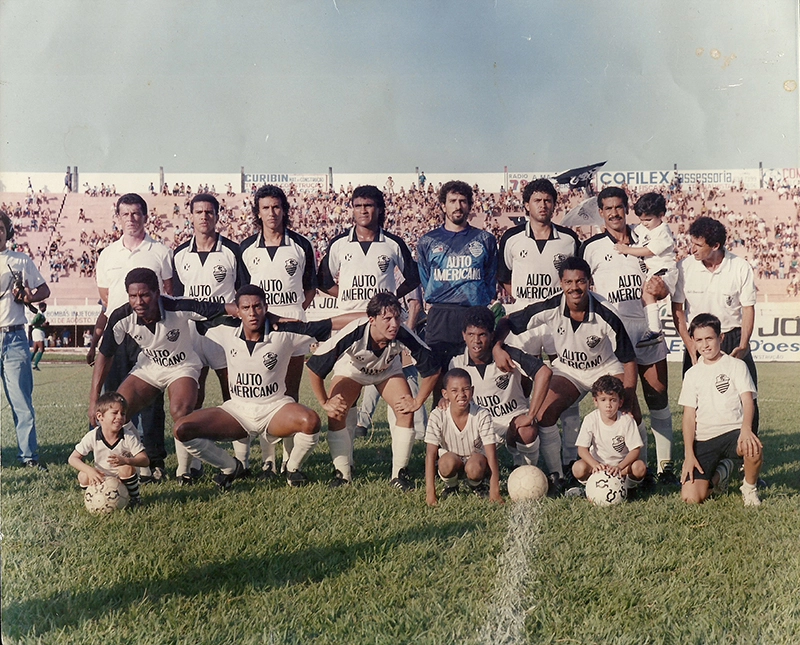 Time do Comercial que venceu o Tanabi por 2 a 1, em 18 de abril de 1992. Da esquerda para a direita, em pé: Ademir Fonseca, Nilson, Jorge Lourenço, Carlão, Osmar, Vitinho e o preparador físico Tavares. Agachados: Marquinho, Pet, Ricardo Camarão, Joubert, Monga e o mascote Alex André Riguetti. Foto: Arquivo pessoal/Tomires