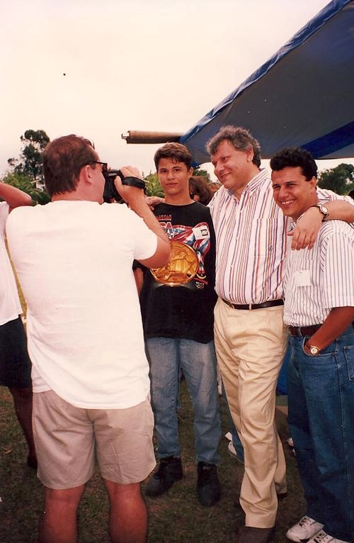 Festa de fim de ano nos transmissores da Rádio Jovem Pan, em 1997. Da esquerda para a direita: Rafael Neves (de preto), Milton Neves e Téo José. E quem os filmava era Marcelo Carvalho