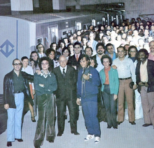 O time da Rádio Jovem Pan na 1º Estação de Metrô, no Jabaquara, em São Paulo (SP). À frente, Tuta, o proprietário, Tutinha, Milton Parron (o quarto), Dona Ruth, Fausto Canova e Moisés da Rocha. Entre tantos, vemos Olga Sangirardi, Mário Fanucci, Randal Juliano (de chapéu), Aluani Neto, Ana Maria, Franco Neto, Franguinho, Geraldo Barreto, Maurício Calil, Ney Gonçalves Dias, Silvio Malagola, Marco Antonio Gomes, José Carlos Pereira, Chico de Assis, Chico Vieira, Afanásio Jazadji (de óculos escuros), Bento de Oliveira, Osmar Santos e tanta gente mais. Milton Neves, de barba, está lá atrás, bem no centro da foto, atrás de Afanásio Jazadji, encostado no vagão do metrô