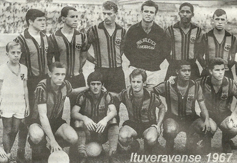 Time da Ituveravense que venceu a Francana por 2 x 0, no estádio Vitor Venerando da Fonseca, em 1967. Da esquerda para a direita, em pé: o mascote Raulzinho, Celinho, Waldoir, Osni, Tomires, Zico e Cuié. Agachados: Wagninho, Gibi, Tochinha, Celsinho e Marra. Foto: Arquivo pessoal/Tomires