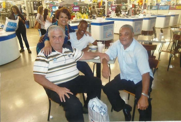 Tomires e Píter, lado a lado, em um encontro dos ex-jogadores do Comercial de Ribeirão Preto em 2013. Atrás deles, abraçado por uma fã, está Lucas, neto de Píter. Foto enviada por Tomires