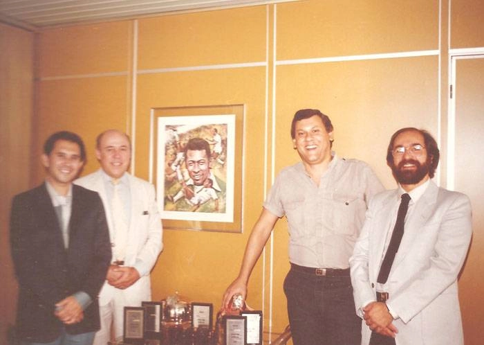 Em 1984, a Rádio Jovem Pan homenageou seus funcionários premiados pela ACEESP. Seo tuta premiou cada um dos agraciados com R$ 1000,00 em dinheiro vivo. Com uma gravura de Pelé ao fundo, da esquerda para a direita, na sala do Seo Tuta: José Silvério, Orlando Duarte, Milton Neves e Wanderley Nogueira