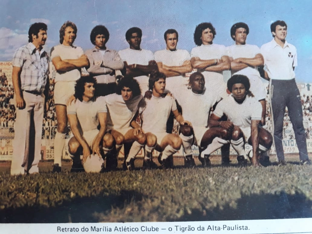 Equipe do Marília em 1977. Em pé, da esquerda para a direita: o técnico Vail Mota, Mariani, Gaúcho, Wanderley, Pedro Omar, Ademir, Altair e o auxiliar Marcos Falopa. Agachados: Mujica, Robertinho, Jorginho, José e Ferreira. Foto enviada por Marcos Falopa