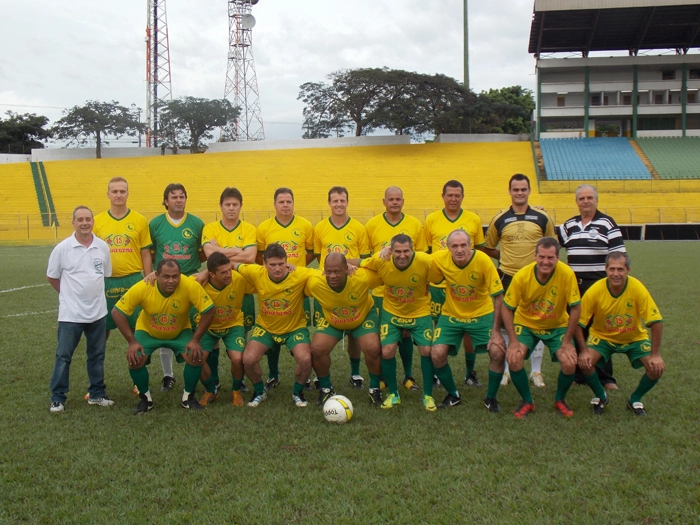 Da esquerda para a direita, em pé: Toninho é o sétimo e Tomires é o último. Foto enviada por Reginaldo Decaris