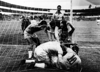 Festa brasileira dentro da meta do Pa&iacute;s de Gales em 1958. Foto: Indaiassu Leite/O Globo