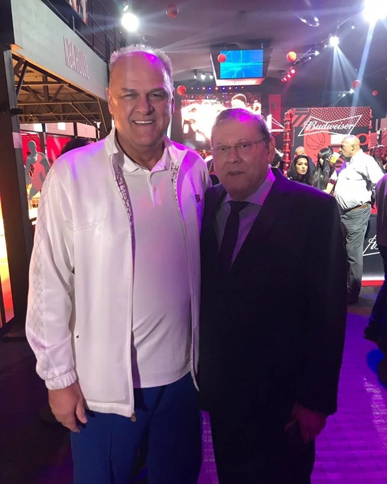 Oscar e Milton Neves em 28 de maio de 2019, no NBA House do Shopping Eldorado, em S&atilde;o Paulo