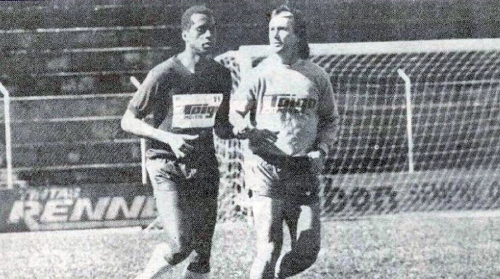 Enéas, então no Juventude e o técnico Levir Culpi em 1986, durante treino no Estádio Alfredo Jacconi. Foto: Pioneiro