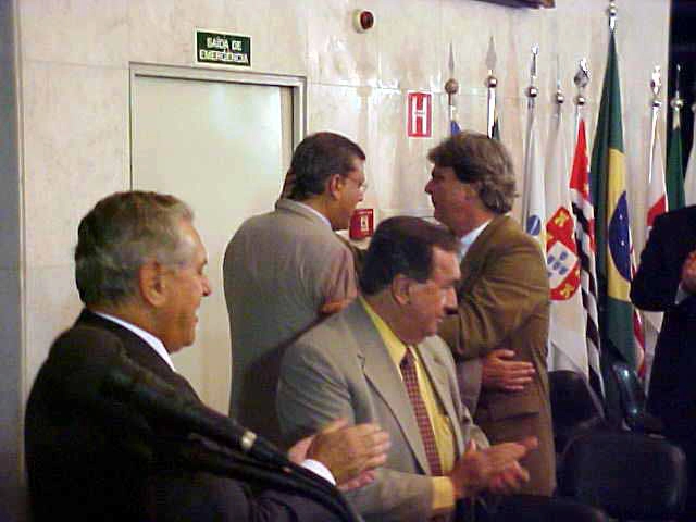 Joseval Peixoto (à esquerda) é o primeiro, Milton Neves (de costas), Dalmo Pessoa (de terno cinza) e um amigo cumprimentando Milton Neves