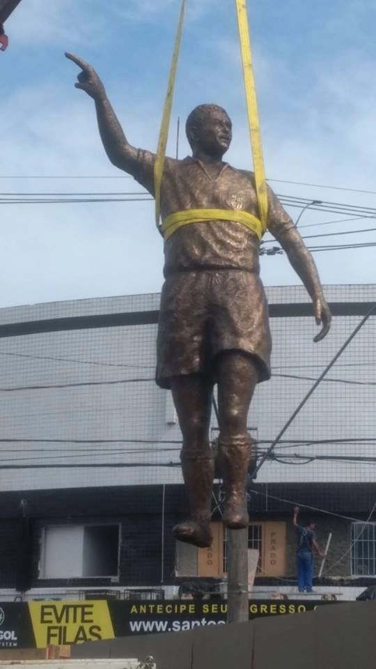 Estátua de Zito sendo colocada em frente à Vila Belmiro em 23 de outubro de 2017. Foto publicada no Facebook da ASSOPHIS