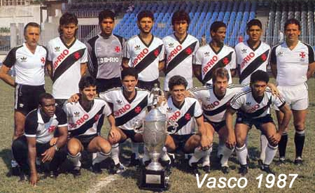 Em p&eacute;: Paulo Roberto, Ac&aacute;cio, Fernando, Henrique, Mazinho e Donato. Agachados: Tita, Geovani, Roberto Dinamite, Lu&iacute;s Carlos e Rom&aacute;rio. Era o Vasco campe&atilde;o carioca de 1987. Roberto Dinamite e Rom&aacute;rio, juntos, fizeram 31 gols naquele Carioca.