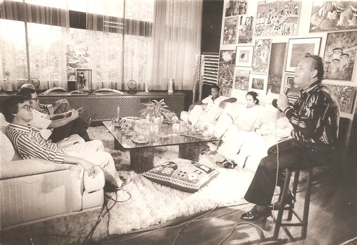 Na casa de Pelé em 1982, gravando para um especial de aniversário do Mesa Redonda da TV Gazeta de São Paulo. À esquerda: José Carlos Guedes, Dalmo Pessoa e Zé Italiano. O apresentador Peirão de Castro, Dirceu Cabral e Pelé. Foto: arquivo pessoal de Dirceu Cabral