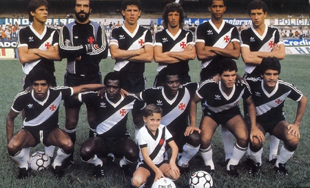 No Campeonato Brasileiro. Em p&eacute; est&atilde;o, da esquerda para a direita, Milton, Roberto Costa, Ivan, Airton, Ren&ecirc; e Vitor; agachados est&atilde;o M&aacute;rio Tilico, Gilberto, Cl&aacute;udio Ad&atilde;o, Geovani e Silvinho
