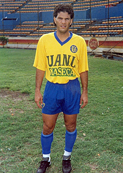 Aqui, em 1992, em sua curta passagem pelo M&eacute;xico, com a camisa do Universidad Autonoma de Monterrey.
