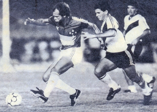 Acima, foto do dia 14 de setembro de 1986, enviada pelo internauta F&aacute;bio Emanuel Silveira de Oliveira. Era o Cruzeiro, de Sidnei, contra o Vasco, de Geovani. E o vasca&iacute;no que aparece atr&aacute;s &eacute; Tu&iacute;co.