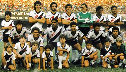 Em p&eacute;: Paulo Roberto, Moroni, Vitor, Paulo S&eacute;rgio, Lira e Donato. Agachados: Mauricinho, Roberto Dinamite, Mazinho, Geovani e Rom&aacute;rio.