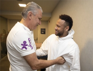 Imagino o que devem estar pensando os outros jogadores da Seleção Brasileira. Foto: CBF