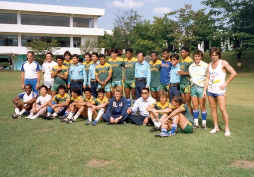 Jogadores brasileiros e alguns f&atilde;s coreanos, que trabalhavam no hotel onde o nosso time ol&iacute;mpico estava concentrado em Seul. Em p&eacute;: o t&eacute;cnico Carlos Alberto Silva, um membro da comiss&atilde;o t&eacute;cncia, Rom&aacute;rio, Andr&eacute; Cruz, um funcion&aacute;rio coreano, Edmar, outro funcion&aacute;rio coreano, Jo&atilde;o Paulo, Jorginho, Batista (ex-Galo), outro coreano, Andrade, Careca (ex-Cruzeiro, de camisa azul), motorista coreano, Alo&iacute;sio (ex-Internacional), Neto e Nelsinho (ex-S&atilde;o Paulo). Agachados: o preparador f&iacute;sico Bebeto de Oliveira, outro f&atilde; coreano, o goleiro Z&eacute; Carlos, Geovani, Milton (ex-Coritiba), Bebeto, Taffarel, outro motorista coreano, Ademir e Luiz Carlos Winck