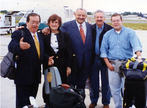 Aeroporto de Orly, na França, em 1998: com greve dos maleiros franceses, a equipe da Rádio Record chegava para a cobertura da Copa. Da esquerda para a direita, você vê Dalmo Pessoa, esposa de Barbosa Filho, o saudoso comentarista, o imortal Fiori Giglioti e seu filho Marcelo

