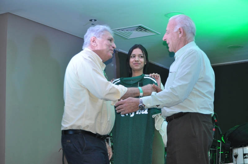 Marinho Peres cumprimenta Seraphim Del Grande na festa de veteranos do Palmeiras, em 28 de setembro de 2018, no restaurante Jardim Suspenso, no Palestra Itália. Foto: Marcos Júnior Micheletti/Portal TT