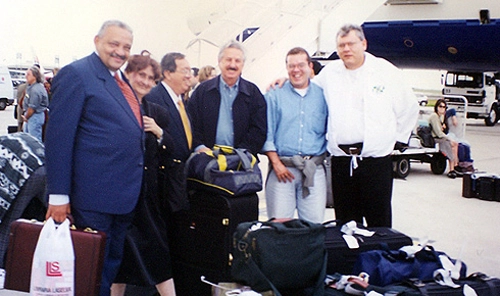 Nova foto no aeroporto de Orly, na França. Da esquerda para a direita vemos Barbosa Filho, a esposa de Barbosa, Dalmo Pessoa, Fiori Giglioti, Marcelo Giglioti e Milton Neves

