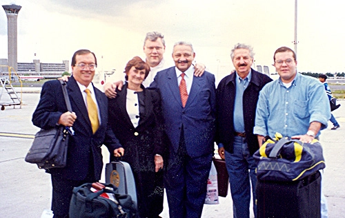 Em 1998, no aeroporto de Orly, na França, Barbosa Filho e sua esposa são abraçados por Milton Neves. À direita, o saudoso Fiori Giglioti e seu filho Marcelo. À esquerda, o grande Dalmo Pessoa.