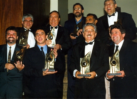 Festa do Prêmio Ford Aceesp de 1997. Acima: Vagner Lima (ex-TV Gazeta), Dalmo Pessoa, Pedro Luiz Ronco, Júlio Deodoro (encoberto pelo saudoso Fiori Giglioti) e Milton Neves. Na fileira de baixo: Oswaldo Paschoal, Pedro Bassan, Fiori Giglioti e Dirceu Maravilha.