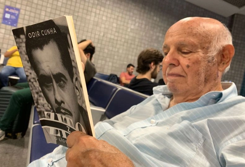 No aeroporto, em maio de 2023, aguardando o horário de seu voo, Pepe se delicia com as histórias de Zito - O líder essencial, livro escrito pelo jornalista Odir Cunha