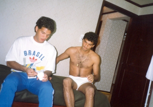 Geovani gostava mesmo de um sorvete. O meia &eacute; observado pelo goleiro Z&eacute; Carlos em quarto da concentra&ccedil;&atilde;o da sele&ccedil;&atilde;o brasileira ol&iacute;mpica, em Seul, no ano de 1988.

