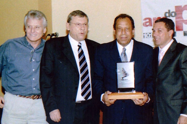 Em 08 de dezembro de 2003, em Fortaleza, no Ceará, da esquerda para a direita, Delcir Sonda, Milton Neves, Carlos Alberto Torres e Vanderlei Luxemburgo. Os três últimos receberam o prêmio 