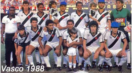 Em p&eacute;: Paulo Roberto, Mazinho, Donato, Z&eacute; do Carmo, Fernando e Ac&aacute;cio. Agachados: Geovani, Rom&aacute;rio, Vivinho, Henrique e Bismarck.
