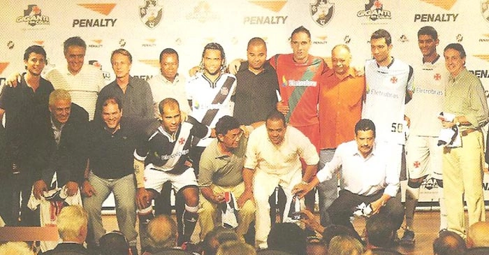 Em 2010, a diretoria do Vasco promoveu um encontro de grandes craques da hist&oacute;ria cruz-maltina. Jogadores em atividade, ex-jogadores ou seus filhos, representando-os. Craques do time de 1974 e 1998 marcaram presen&ccedil;a ao lado de titulares do time de 2010. Em p&eacute;, o quinto da esquerda para a direita &eacute; Carlos Alberto. Depois est&atilde;o Andr&eacute; Portella (filho de Alcir Portela) e Fernando Prass. Agachados, os tr&ecirc;s primeiros da esquerda para a direita s&atilde;o: Roberto Dinamite, Geovani e Felipe. Foto da Revista Oficial do Vasco, de agosto de 2010