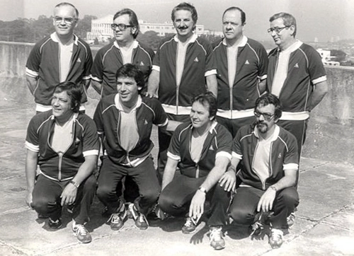 Equipe Rádio Bandeirantes da Copa de 1982. Em pé: Oswaldo dos Santos, Dalmo Pessoa, Fiori Giglioti, Ennio Rodrigues e Luiz Augusto Maltoni. Agachados: Ney Costa, Oscar Ulisses, João Zanforlin e Sérgio Carvalho.

