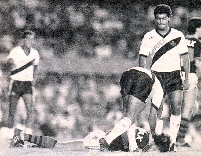 A imagem retrata a agress&atilde;o de Geovani, do Vasco, em Edinho, do Flamengo, aos 37 minutos do segundo tempo de um Cl&aacute;ssico dos Milh&otilde;es disputado em 20 de setembro de 1987. Rom&aacute;rio, ao lado, tamb&eacute;m aparece na imagem. Foto: Placar