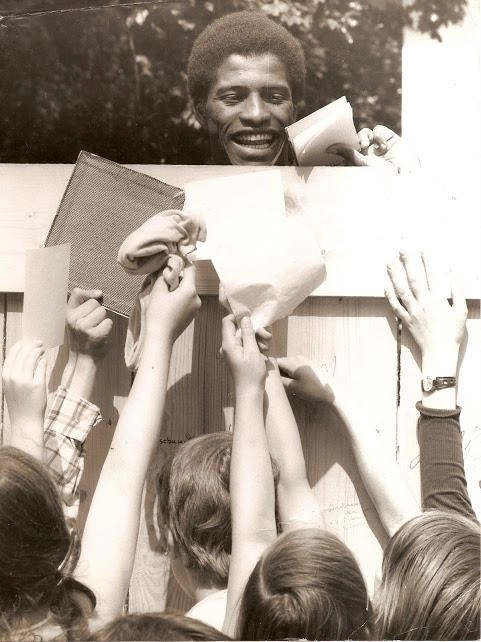 Nos anos 70, no Parque São Jorge, atendendo aos muitos fãs, que pediam autógrafo ao ídolo corintiano. Foto: arquivo pessoal de Zé Maria