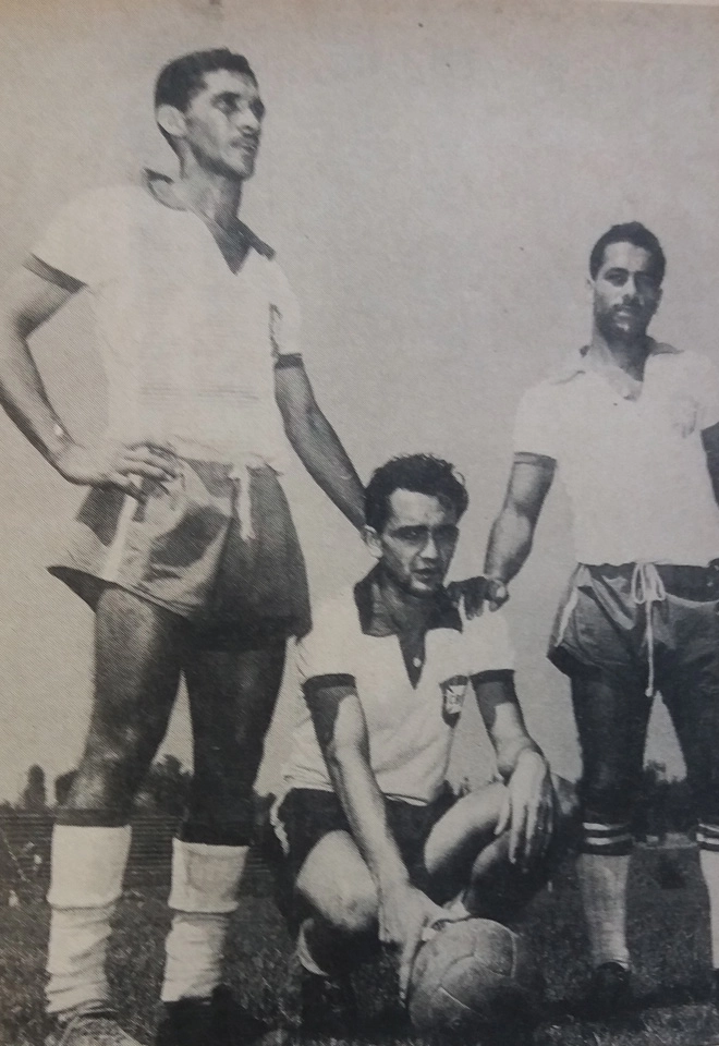 Bodinho e Jerônimo, em pé, e Larry, agachado, na preparação da seleção gaúcha que representou o Brasil no Pan-Americano de 1956. A foto é da Revista Esporte Ilustrado, 934
