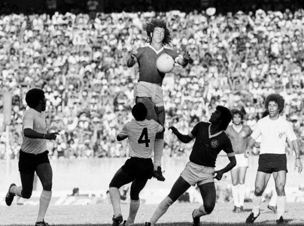 Final do Campeonato Brasileiro de 1976, no Beira-Rio. Falcão parece flutuando sob os olhares de Romeu (à esquerda), Wladimir (camisa 4), Valdomiro e Russo. Ao fundo, Marinho Peres. Foto: História do Sport Club Internacional