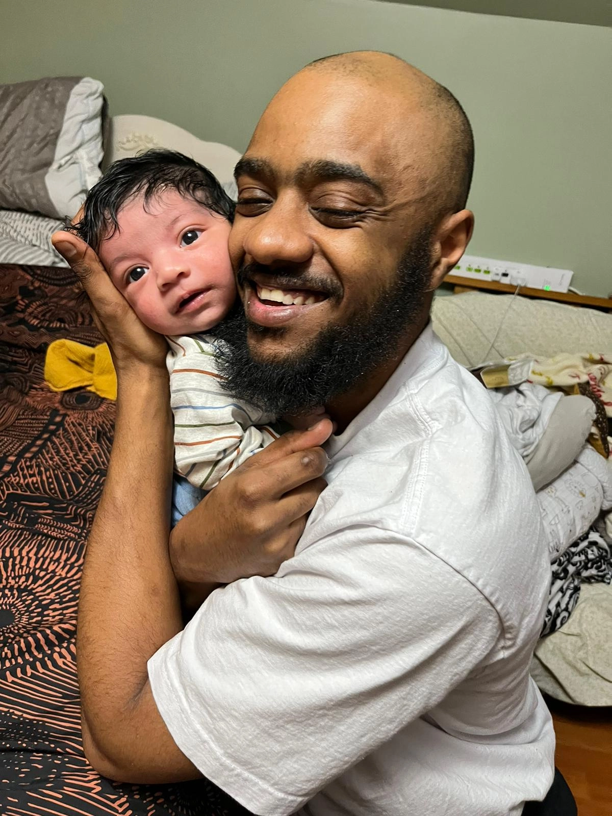 Agora o papai Emmanuel, filho de João do Pulo, segurando seu pequeno, neto que infelizmente o saudoso João do Pulo não conheceu. Foto: arquivo pessoal de Emmanuel Norberto Carrupt de Oliveira