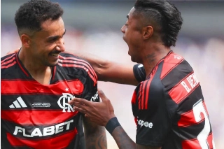 Danilo e Bruno Henrique comemoram gol diante do Chelsea. Foto: Gilvan de Souza/CRF